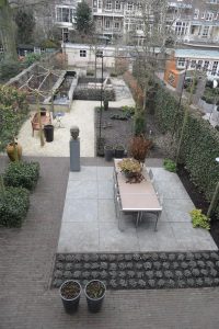 In een stadstuin in Den Haag de beplanting aangelegd na de realisatie van een beplantingsplan.