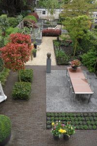 Maandelijks tuin- en vijveronderhoud uitvoeren in een stadstuin te Den Haag.