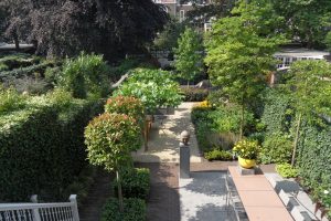 Maandelijks tuin- en vijveronderhoud uitvoeren in een stadstuin te Den Haag.